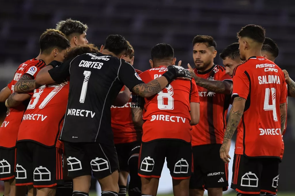 Jugadores de Colo-Colo reunidos antes de un partido.