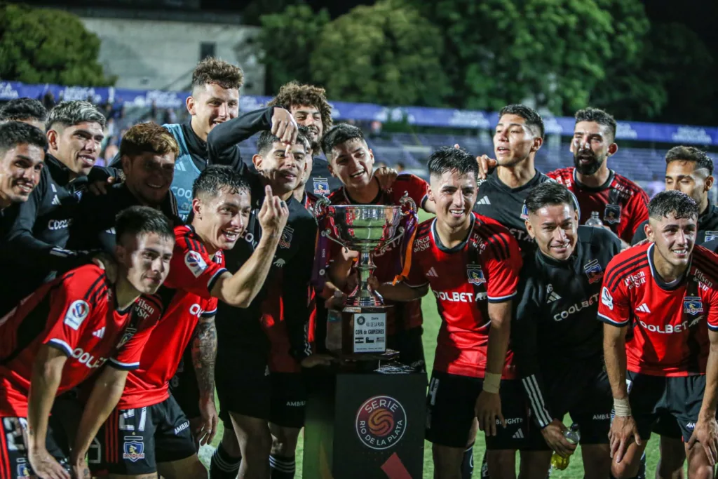 Futbolistas de Colo-Colo levantan título en Uruguay del Torneo Serie Río de La Plata.
