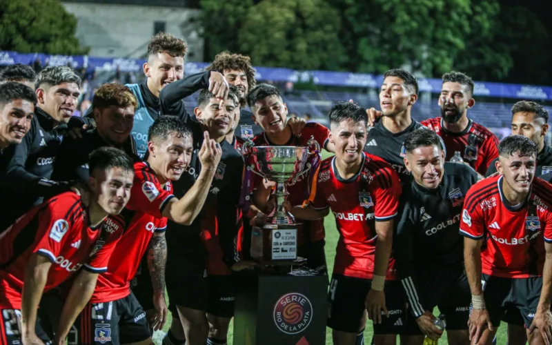 Futbolistas de Colo-Colo levantan título en Uruguay del Torneo Serie Río de La Plata.