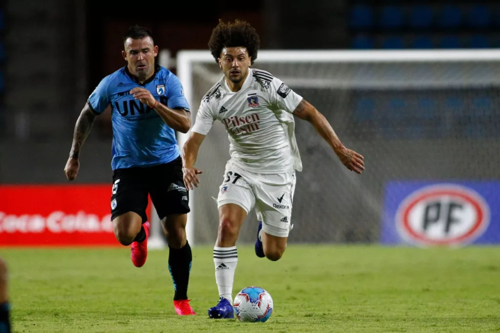 Maximiliano Falcón peleando un balón ccon Matías Donoso en un partido de Colo-Colo vs Deportes Iquique