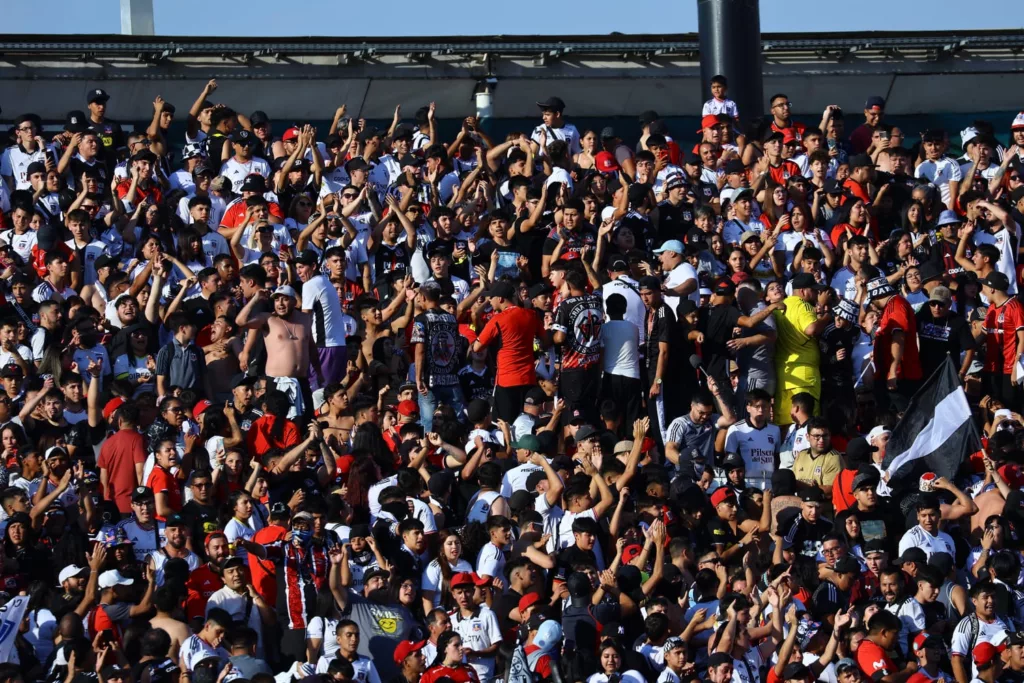 Hinchas Colo-Colo durante la bienvenida de Arturo Vidal