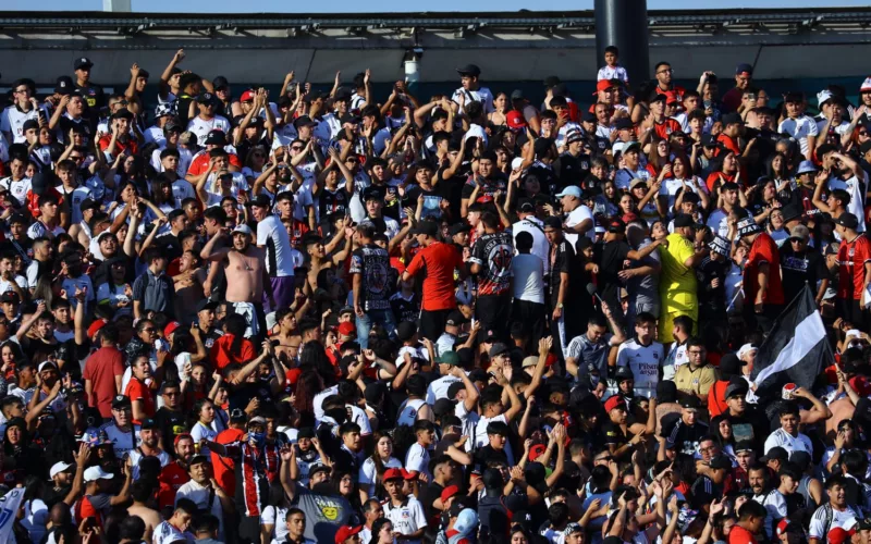 Hinchas Colo-Colo durante la bienvenida de Arturo Vidal