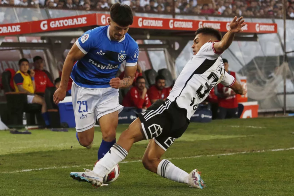 Vicente Pizarro en un duelo en el partido de Colo-Colo vs Huachipato en el Estadio Monumental.