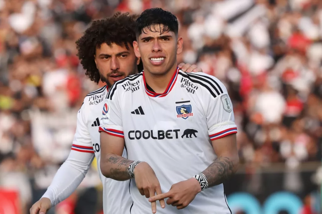 Primer plano de Carlos Palacios celebrando un gol con la camiseta de Colo-Colo.