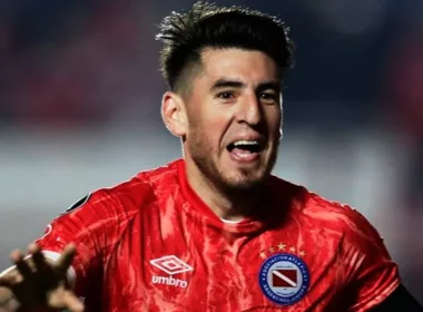 Primer plano a Lucas Villalba con camiseta de Argentinos Juniors.