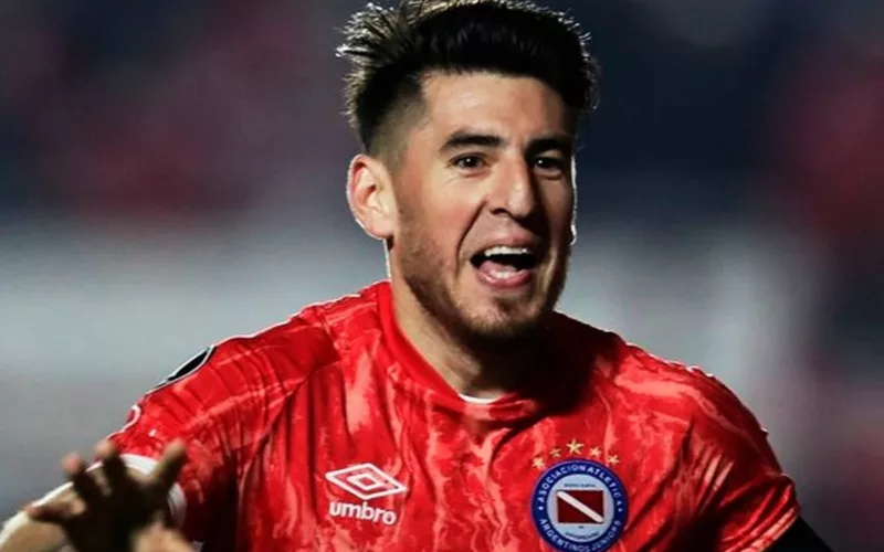 Primer plano a Lucas Villalba con camiseta de Argentinos Juniors.