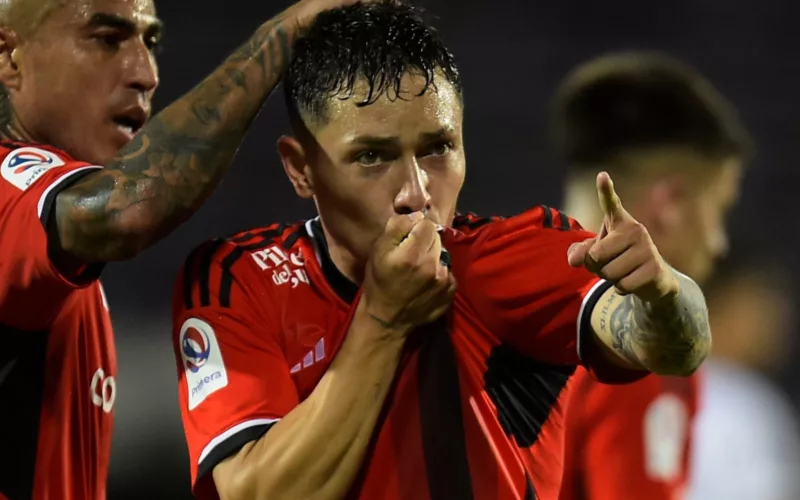 Primer plano a Cristián Zavala celebrando un gol con Colo-Colo durante la pretemporada en Uruguay.