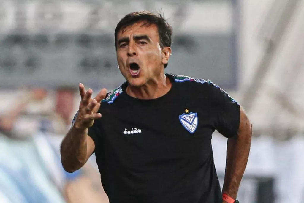 Gustavo Quinteros con la camiseta de Vélez Sarsfield.