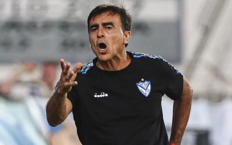 Gustavo Quinteros con la camiseta de Vélez Sarsfield.