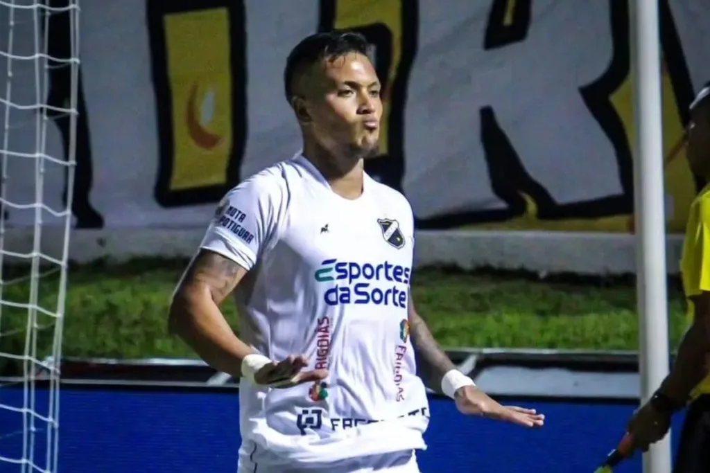 Primer plano de Javier Parraguez celebrando un gol con la camiseta de ABC FC.