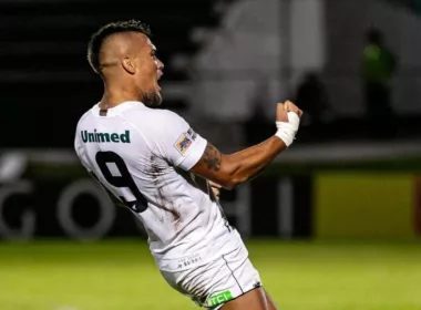 Foto desde un costado de Javier Parraguez celebrando un gol con la camiseta de ABC FC.