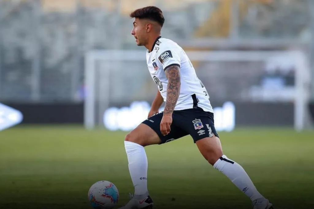 Ethan Espinoza defendiendo la camiseta de Colo-Colo durante la temporada 2020.