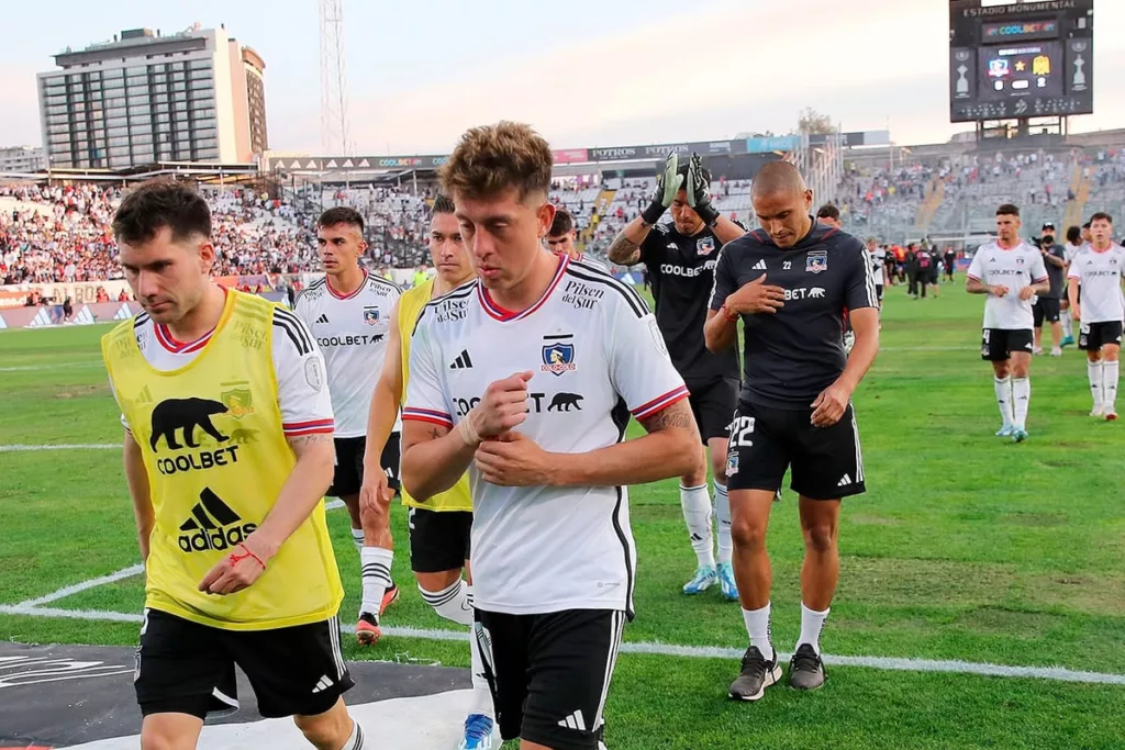 Plantel de Colo-Colo cabizbajo tras la derrota ante Unión Española