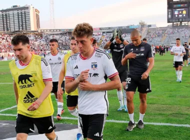 Plantel de Colo-Colo cabizbajo tras la derrota ante Unión Española