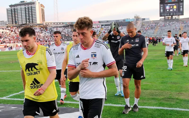 Plantel de Colo-Colo cabizbajo tras la derrota ante Unión Española