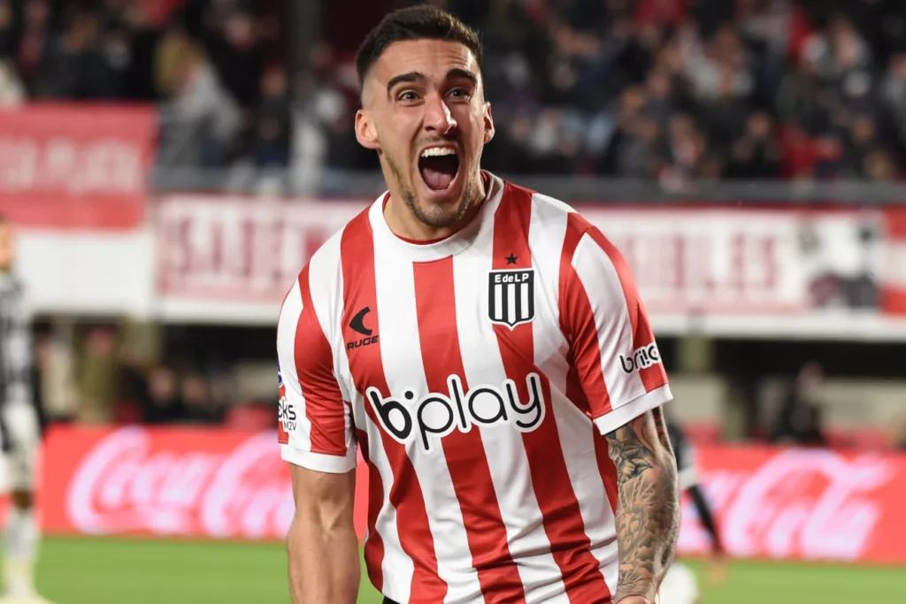 Mauro Méndez celebrando un gol con la camiseta de Estudiantes de La Plata.