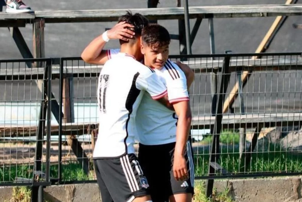 Evanz Contreras celebrando su gol con Colo-Colo Proyección en el Estadio Monumental.