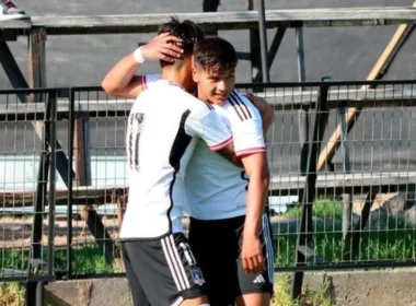 Evanz Contreras celebrando su gol con Colo-Colo Proyección en el Estadio Monumental.