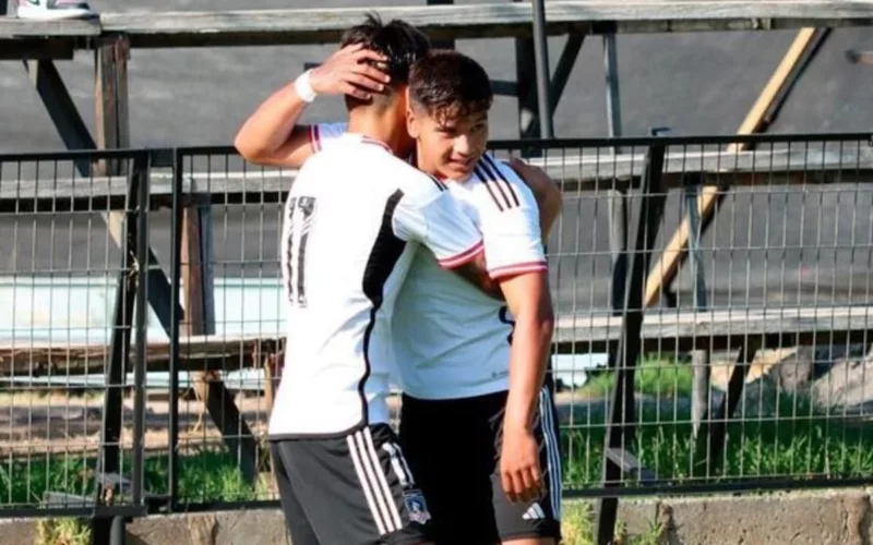 Evanz Contreras celebrando su gol con Colo-Colo Proyección en el Estadio Monumental.