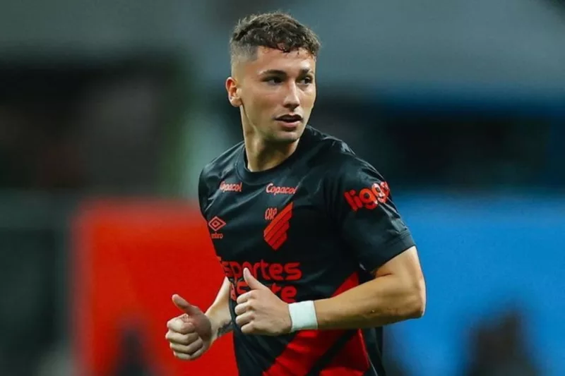 Primer plano a Luciano Arriagada con camiseta de Athletico Paranaense.