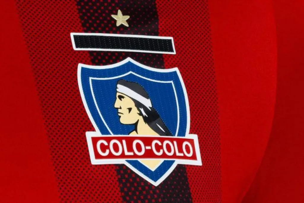 Escudo de Colo-Colo en la camiseta roja de la institución.