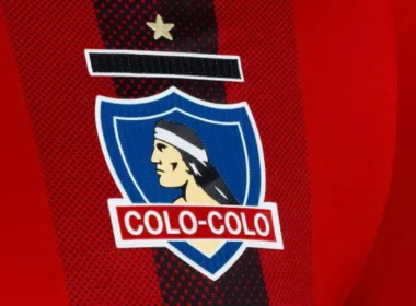 Escudo de Colo-Colo en la camiseta roja de la institución.