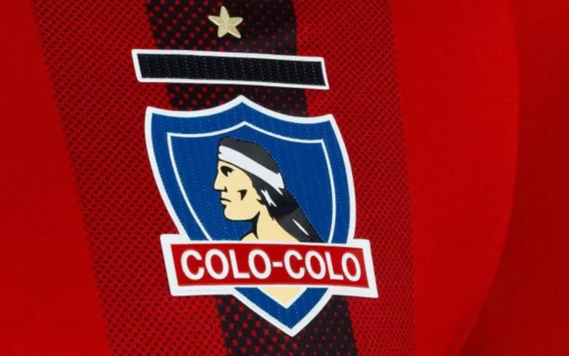 Escudo de Colo-Colo en la camiseta roja de la institución.