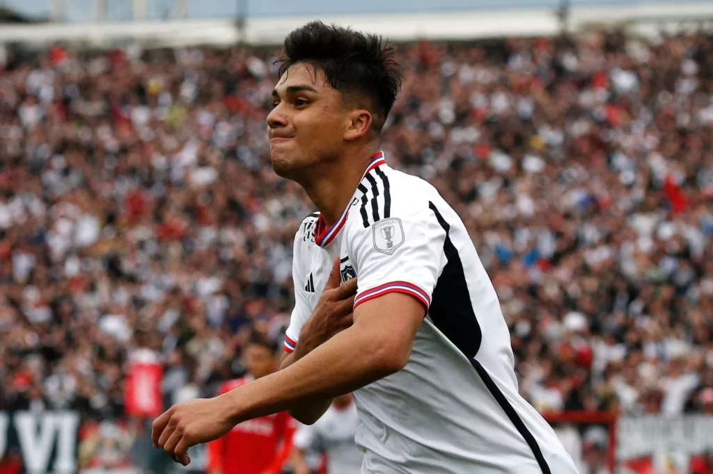 Primer plano a Damián Pizarro celebrando un gol con Colo-Colo en el Estadio Monumental.