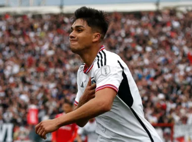 Primer plano a Damián Pizarro celebrando un gol con Colo-Colo en el Estadio Monumental.