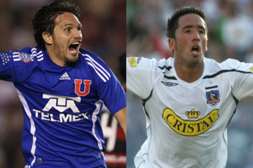 Primer plano a Rafael Olarra con la camiseta de Universidad de Chile y Lucas Barrios con induentaria de Colo-Colo.