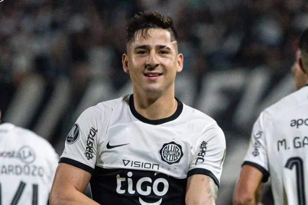 Primer plano a Guillermo Paiva celebrando un gol con la camiseta de Olimpia.