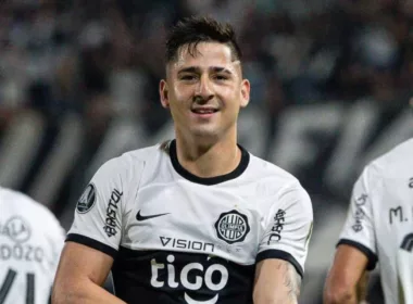 Primer plano a Guillermo Paiva celebrando un gol con la camiseta de Olimpia.