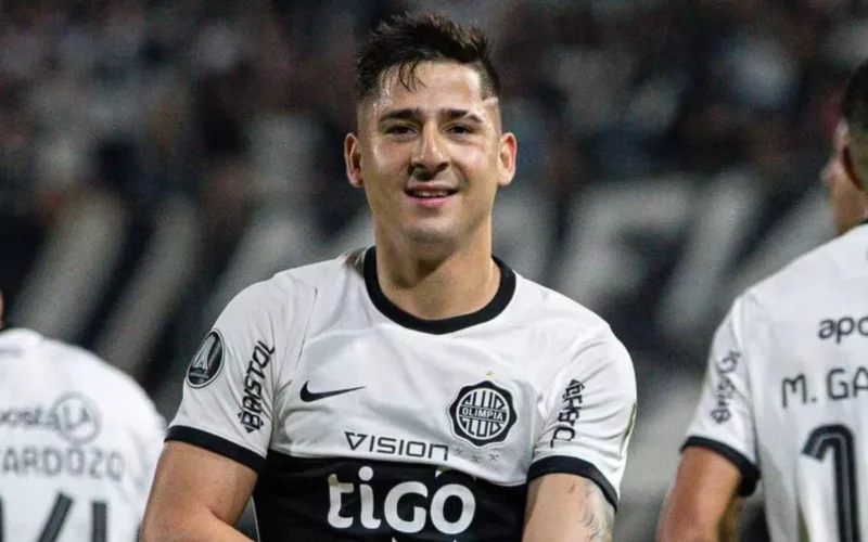 Primer plano a Guillermo Paiva celebrando un gol con la camiseta de Olimpia.