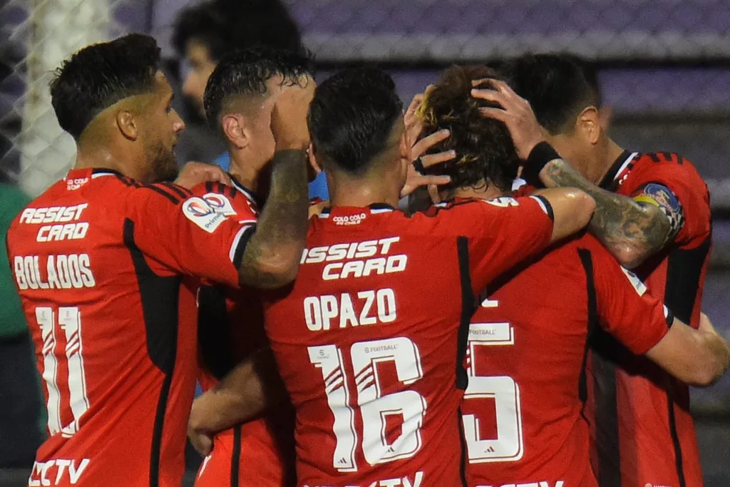 Plantel de Colo-Colo celebrando un gol contra Liverpool.