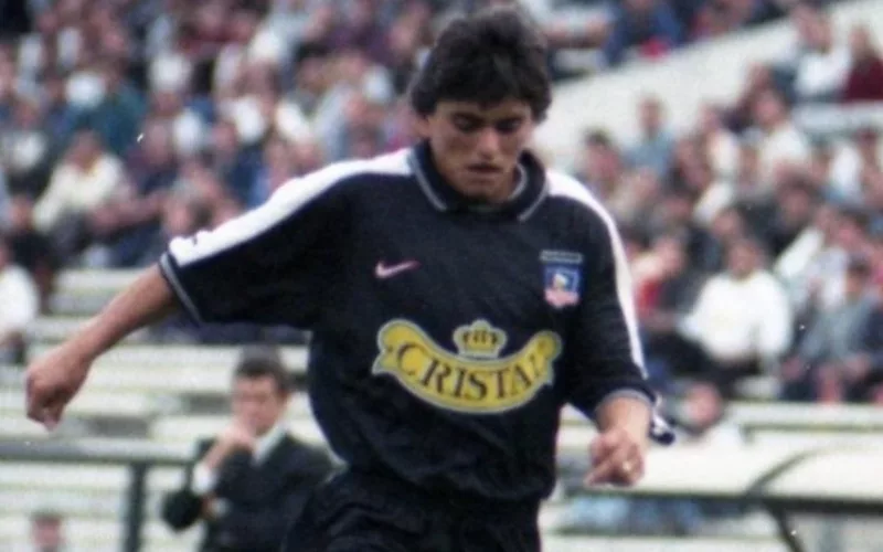 Primer plano a Francisco 'Murci' Rojas con la camiseta de Colo-Colo.