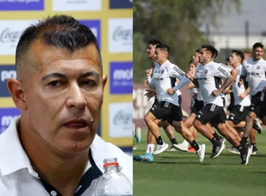 Primer plano al rostro de Jorge Almirón junto al plantel de Colo-Colo en un entrenamiento.