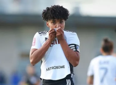 Primer plano a Yusmery Ascanio besando el escudo de Colo-Colo mientras celebra un gol.