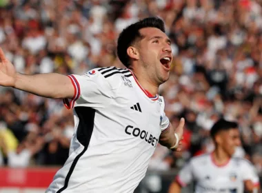 César Fuentes celebrando un gol con Colo-Colo en el Estadio Monumental.