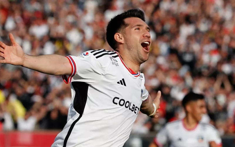 César Fuentes celebrando un gol con Colo-Colo en el Estadio Monumental.