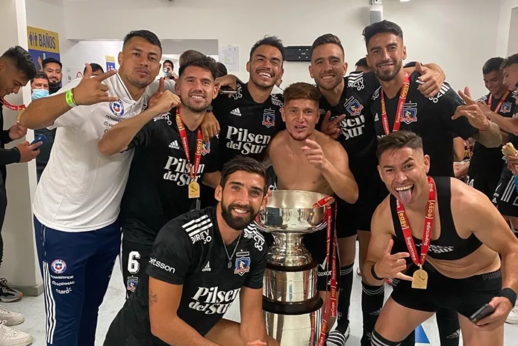 Colo-Colo celebrando la obtención de la Supercopa 2022 en el Estadio Ester Roa Rebolledo.