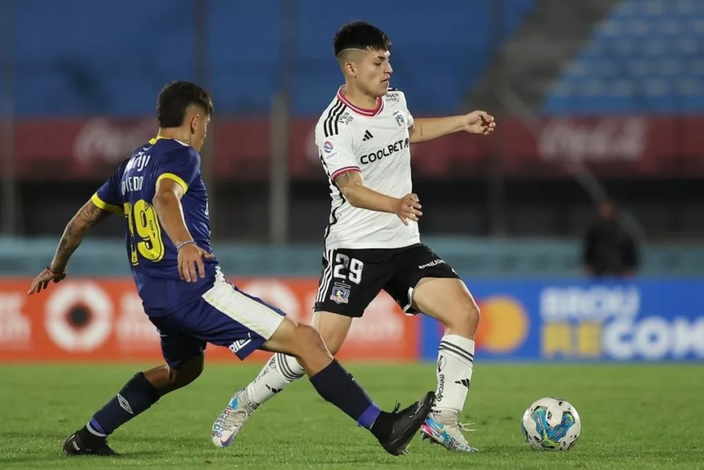 Felipe Yáñez enfrentando a Rosario Central en la pretemporada de Colo-Colo en Uruguay.