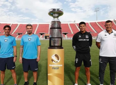 Capitanes y entrenadores de Colo-Colo y Huachipato junto al trofeo de Supercopa en la mitad de cancha del Estadio Nacional.