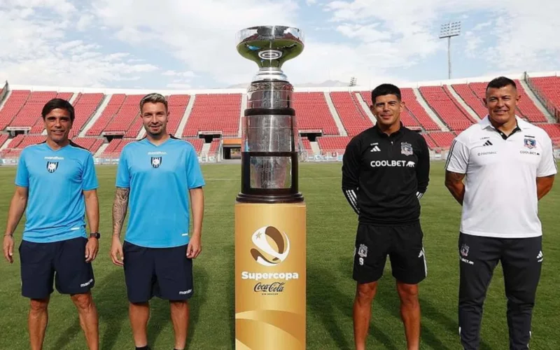 Capitanes y entrenadores de Colo-Colo y Huachipato junto al trofeo de Supercopa en la mitad de cancha del Estadio Nacional.