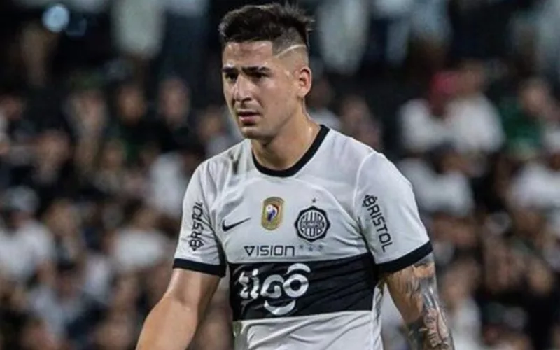 Primer plano a Guillermo Paiva con la camiseta de Olimpia.