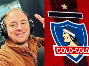 Primer plano a Jorge Coke Hevia con un micrófono de radio y el escudo de Colo-Colo.