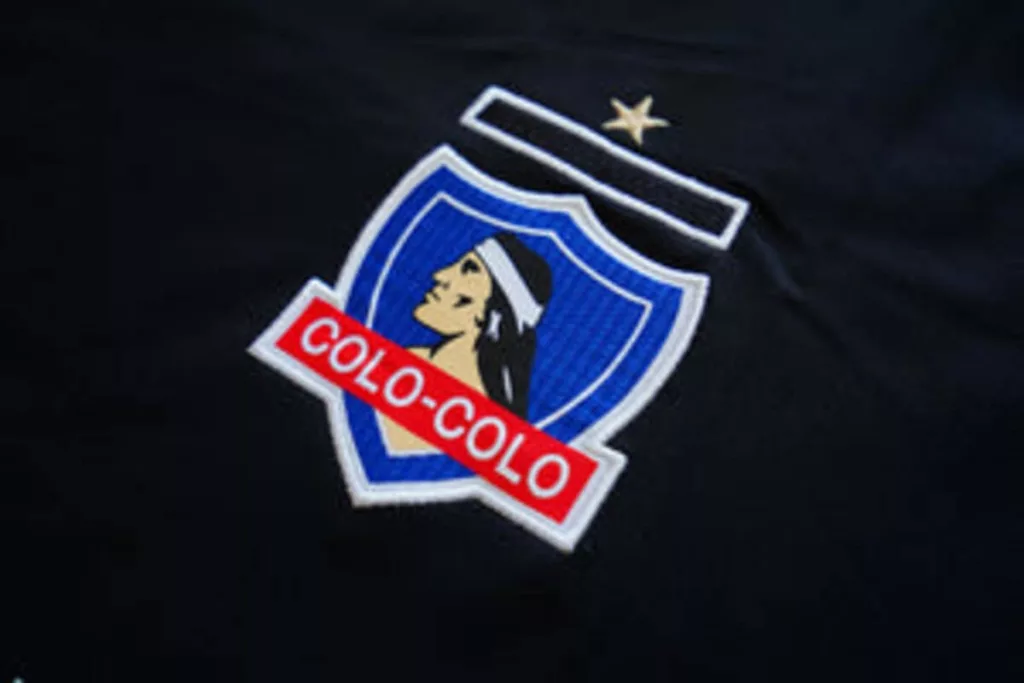 Escudo de Colo-Colo en camiseta negra.