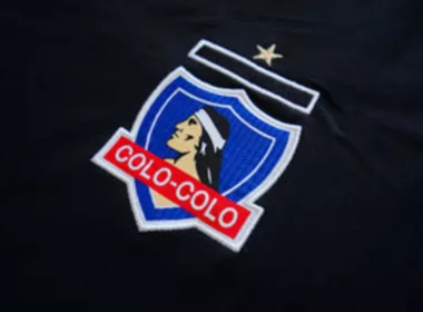 Escudo de Colo-Colo en camiseta negra.