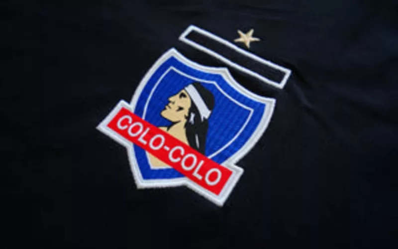 Escudo de Colo-Colo en camiseta negra.