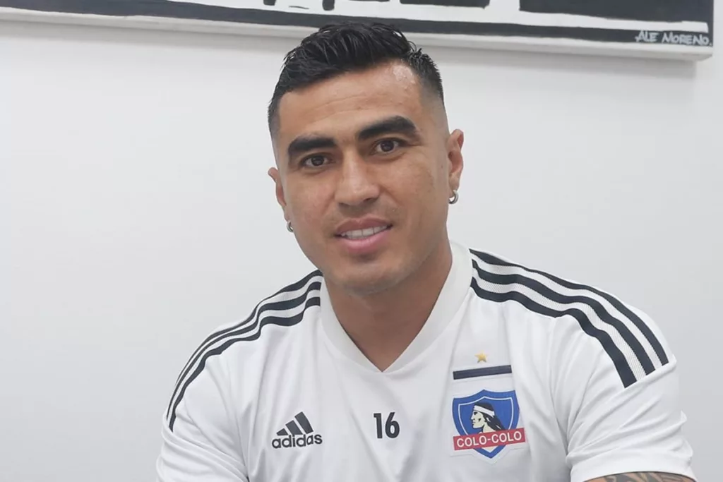 Primer plano a Darío Lezcano mientras firma su contrato con Colo-Colo.