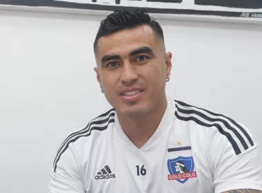 Primer plano a Darío Lezcano mientras firma su contrato con Colo-Colo.